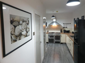 Stunning 5 bed house, 2 mins to beach and town, with free parking
